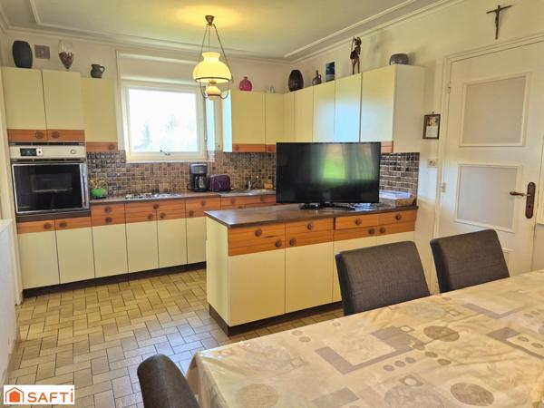 Joli corps de ferme avec hangars, terrain de 8 600 m2