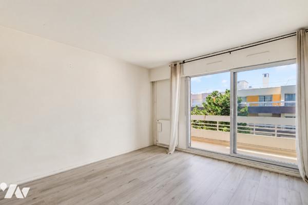 Paris 20, Pelleport/Gambetta : Studio avec balcon