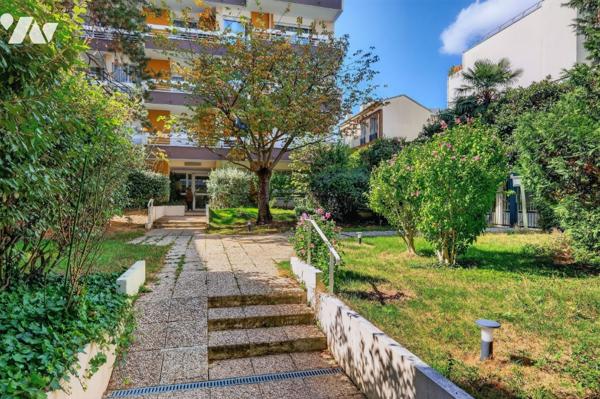 Paris 20, Pelleport/Gambetta : Studio avec balcon