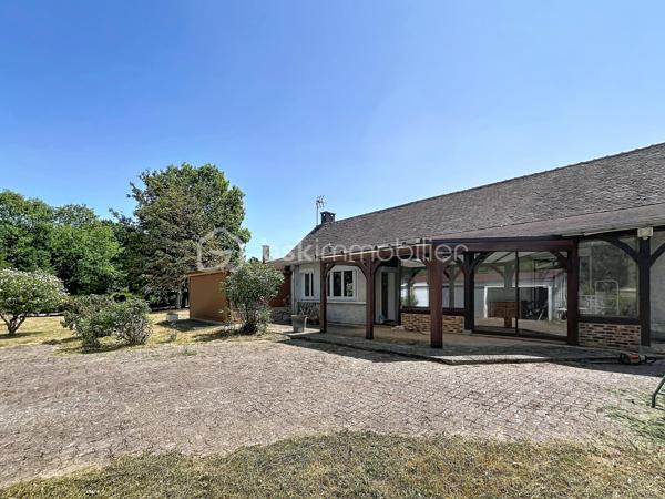 Située dans un cadre paisible sur la commune de Château-Renard, découvrez cette longère offrant de beaux volumes et un fort potentiel d'aménagement.  Au rez-de-chaussée : Une entrée desservant un séjour, une cuisine indépendante (avec faïence et menuiseries PVC) complétée par une arrière-cuisine fonctionnelle, et un bureau indépendant idéal pour le télétravail.
Deux vérandas baignées de lumière viennent agrandir les espaces de vie et offrir un accès direct vers l'extérieur .
Nuit & commodités : Une première chambre, une salle d'eau, un dégagement et un WC indépendant.
A l'étage :Une mezzanine desservant un second espace salon ainsi qu'une deuxième chambre .
Annexes & Extérieurs : Deux garages fermés et une cave. Le tout implanté sur un terrain clos et arboré de 1 700 m², au calme absolu. Côté technique & confort :Chauffage & climatisation : Équipement complet alliant un poêle à granulés récent (programmation intégrée), une pompe à chaleur (PAC) air/air avec climatisation réversible type split, complétés par des radiateurs électriques à inertie.
Menuiseries : Double vitrage majoritaire (PVC, bois et aluminium à rupture de ponts thermiques) avec volets roulants et battants.
Une longère au cadre paisible à découvrir sans tarder : contactez-moi pour organiser une visite .