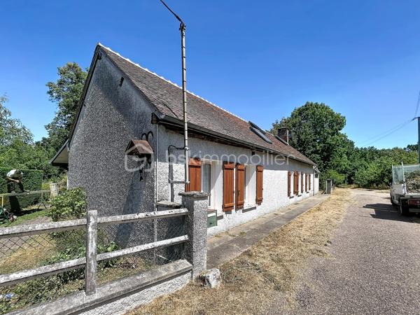 Située dans un cadre paisible sur la commune de Château-Renard, découvrez cette longère offrant de beaux volumes et un fort potentiel d'aménagement.  Au rez-de-chaussée : Une entrée desservant un séjour, une cuisine indépendante (avec faïence et menuiseries PVC) complétée par une arrière-cuisine fonctionnelle, et un bureau indépendant idéal pour le télétravail.
Deux vérandas baignées de lumière viennent agrandir les espaces de vie et offrir un accès direct vers l'extérieur .
Nuit & commodités : Une première chambre, une salle d'eau, un dégagement et un WC indépendant.
A l'étage :Une mezzanine desservant un second espace salon ainsi qu'une deuxième chambre .
Annexes & Extérieurs : Deux garages fermés et une cave. Le tout implanté sur un terrain clos et arboré de 1 700 m², au calme absolu. Côté technique & confort :Chauffage & climatisation : Équipement complet alliant un poêle à granulés récent (programmation intégrée), une pompe à chaleur (PAC) air/air avec climatisation réversible type split, complétés par des radiateurs électriques à inertie.
Menuiseries : Double vitrage majoritaire (PVC, bois et aluminium à rupture de ponts thermiques) avec volets roulants et battants.
Une longère au cadre paisible à découvrir sans tarder : contactez-moi pour organiser une visite .