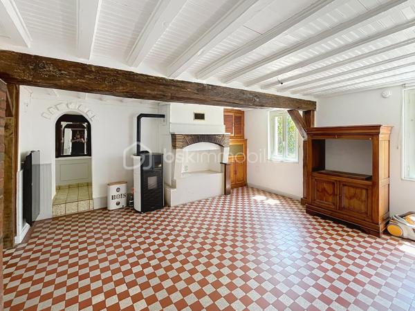 Située dans un cadre paisible sur la commune de Château-Renard, découvrez cette longère offrant de beaux volumes et un fort potentiel d'aménagement.  Au rez-de-chaussée : Une entrée desservant un séjour, une cuisine indépendante (avec faïence et menuiseries PVC) complétée par une arrière-cuisine fonctionnelle, et un bureau indépendant idéal pour le télétravail.
Deux vérandas baignées de lumière viennent agrandir les espaces de vie et offrir un accès direct vers l'extérieur .
Nuit & commodités : Une première chambre, une salle d'eau, un dégagement et un WC indépendant.
A l'étage :Une mezzanine desservant un second espace salon ainsi qu'une deuxième chambre .
Annexes & Extérieurs : Deux garages fermés et une cave. Le tout implanté sur un terrain clos et arboré de 1 700 m², au calme absolu. Côté technique & confort :Chauffage & climatisation : Équipement complet alliant un poêle à granulés récent (programmation intégrée), une pompe à chaleur (PAC) air/air avec climatisation réversible type split, complétés par des radiateurs électriques à inertie.
Menuiseries : Double vitrage majoritaire (PVC, bois et aluminium à rupture de ponts thermiques) avec volets roulants et battants.
Une longère au cadre paisible à découvrir sans tarder : contactez-moi pour organiser une visite .