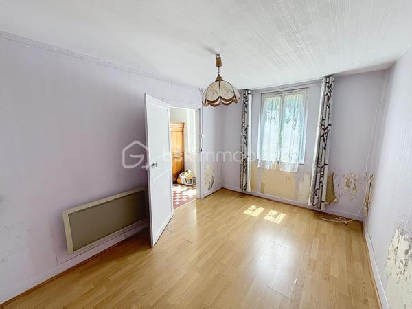 Située dans un cadre paisible sur la commune de Château-Renard, découvrez cette longère offrant de beaux volumes et un fort potentiel d'aménagement.  Au rez-de-chaussée : Une entrée desservant un séjour, une cuisine indépendante (avec faïence et menuiseries PVC) complétée par une arrière-cuisine fonctionnelle, et un bureau indépendant idéal pour le télétravail.
Deux vérandas baignées de lumière viennent agrandir les espaces de vie et offrir un accès direct vers l'extérieur .
Nuit & commodités : Une première chambre, une salle d'eau, un dégagement et un WC indépendant.
A l'étage :Une mezzanine desservant un second espace salon ainsi qu'une deuxième chambre .
Annexes & Extérieurs : Deux garages fermés et une cave. Le tout implanté sur un terrain clos et arboré de 1 700 m², au calme absolu. Côté technique & confort :Chauffage & climatisation : Équipement complet alliant un poêle à granulés récent (programmation intégrée), une pompe à chaleur (PAC) air/air avec climatisation réversible type split, complétés par des radiateurs électriques à inertie.
Menuiseries : Double vitrage majoritaire (PVC, bois et aluminium à rupture de ponts thermiques) avec volets roulants et battants.
Une longère au cadre paisible à découvrir sans tarder : contactez-moi pour organiser une visite .