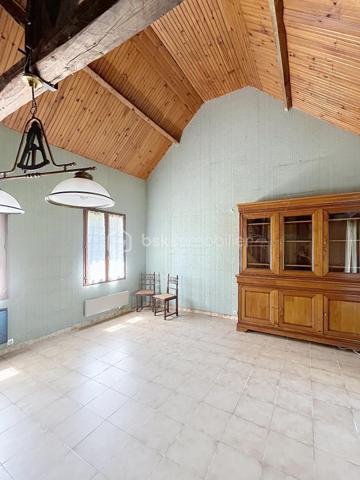Située dans un cadre paisible sur la commune de Château-Renard, découvrez cette longère offrant de beaux volumes et un fort potentiel d'aménagement.  Au rez-de-chaussée : Une entrée desservant un séjour, une cuisine indépendante (avec faïence et menuiseries PVC) complétée par une arrière-cuisine fonctionnelle, et un bureau indépendant idéal pour le télétravail.
Deux vérandas baignées de lumière viennent agrandir les espaces de vie et offrir un accès direct vers l'extérieur .
Nuit & commodités : Une première chambre, une salle d'eau, un dégagement et un WC indépendant.
A l'étage :Une mezzanine desservant un second espace salon ainsi qu'une deuxième chambre .
Annexes & Extérieurs : Deux garages fermés et une cave. Le tout implanté sur un terrain clos et arboré de 1 700 m², au calme absolu. Côté technique & confort :Chauffage & climatisation : Équipement complet alliant un poêle à granulés récent (programmation intégrée), une pompe à chaleur (PAC) air/air avec climatisation réversible type split, complétés par des radiateurs électriques à inertie.
Menuiseries : Double vitrage majoritaire (PVC, bois et aluminium à rupture de ponts thermiques) avec volets roulants et battants.
Une longère au cadre paisible à découvrir sans tarder : contactez-moi pour organiser une visite .