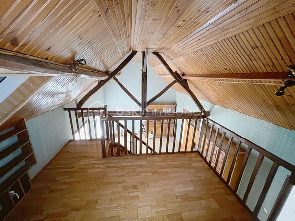 Située dans un cadre paisible sur la commune de Château-Renard, découvrez cette longère offrant de beaux volumes et un fort potentiel d'aménagement.  Au rez-de-chaussée : Une entrée desservant un séjour, une cuisine indépendante (avec faïence et menuiseries PVC) complétée par une arrière-cuisine fonctionnelle, et un bureau indépendant idéal pour le télétravail.
Deux vérandas baignées de lumière viennent agrandir les espaces de vie et offrir un accès direct vers l'extérieur .
Nuit & commodités : Une première chambre, une salle d'eau, un dégagement et un WC indépendant.
A l'étage :Une mezzanine desservant un second espace salon ainsi qu'une deuxième chambre .
Annexes & Extérieurs : Deux garages fermés et une cave. Le tout implanté sur un terrain clos et arboré de 1 700 m², au calme absolu. Côté technique & confort :Chauffage & climatisation : Équipement complet alliant un poêle à granulés récent (programmation intégrée), une pompe à chaleur (PAC) air/air avec climatisation réversible type split, complétés par des radiateurs électriques à inertie.
Menuiseries : Double vitrage majoritaire (PVC, bois et aluminium à rupture de ponts thermiques) avec volets roulants et battants.
Une longère au cadre paisible à découvrir sans tarder : contactez-moi pour organiser une visite .