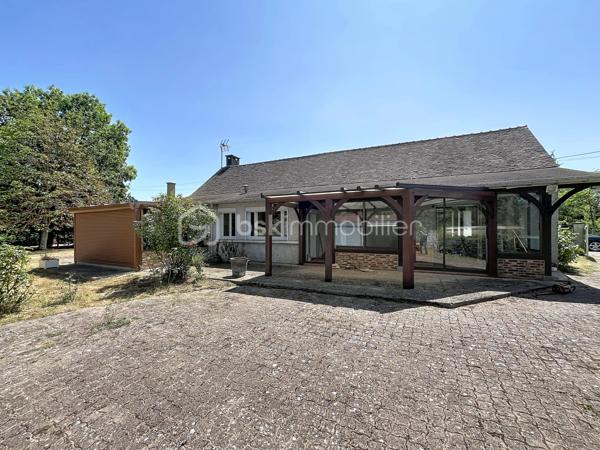 Située dans un cadre paisible sur la commune de Château-Renard, découvrez cette longère offrant de beaux volumes et un fort potentiel d'aménagement.  Au rez-de-chaussée : Une entrée desservant un séjour, une cuisine indépendante (avec faïence et menuiseries PVC) complétée par une arrière-cuisine fonctionnelle, et un bureau indépendant idéal pour le télétravail.
Deux vérandas baignées de lumière viennent agrandir les espaces de vie et offrir un accès direct vers l'extérieur .
Nuit & commodités : Une première chambre, une salle d'eau, un dégagement et un WC indépendant.
A l'étage :Une mezzanine desservant un second espace salon ainsi qu'une deuxième chambre .
Annexes & Extérieurs : Deux garages fermés et une cave. Le tout implanté sur un terrain clos et arboré de 1 700 m², au calme absolu. Côté technique & confort :Chauffage & climatisation : Équipement complet alliant un poêle à granulés récent (programmation intégrée), une pompe à chaleur (PAC) air/air avec climatisation réversible type split, complétés par des radiateurs électriques à inertie.
Menuiseries : Double vitrage majoritaire (PVC, bois et aluminium à rupture de ponts thermiques) avec volets roulants et battants.
Une longère au cadre paisible à découvrir sans tarder : contactez-moi pour organiser une visite .