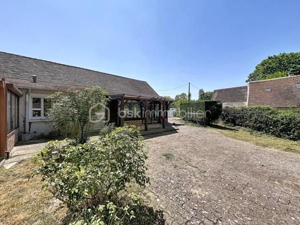 Située dans un cadre paisible sur la commune de Château-Renard, découvrez cette longère offrant de beaux volumes et un fort potentiel d'aménagement.  Au rez-de-chaussée : Une entrée desservant un séjour, une cuisine indépendante (avec faïence et menuiseries PVC) complétée par une arrière-cuisine fonctionnelle, et un bureau indépendant idéal pour le télétravail.
Deux vérandas baignées de lumière viennent agrandir les espaces de vie et offrir un accès direct vers l'extérieur .
Nuit & commodités : Une première chambre, une salle d'eau, un dégagement et un WC indépendant.
A l'étage :Une mezzanine desservant un second espace salon ainsi qu'une deuxième chambre .
Annexes & Extérieurs : Deux garages fermés et une cave. Le tout implanté sur un terrain clos et arboré de 1 700 m², au calme absolu. Côté technique & confort :Chauffage & climatisation : Équipement complet alliant un poêle à granulés récent (programmation intégrée), une pompe à chaleur (PAC) air/air avec climatisation réversible type split, complétés par des radiateurs électriques à inertie.
Menuiseries : Double vitrage majoritaire (PVC, bois et aluminium à rupture de ponts thermiques) avec volets roulants et battants.
Une longère au cadre paisible à découvrir sans tarder : contactez-moi pour organiser une visite .
