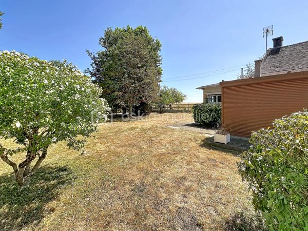 Située dans un cadre paisible sur la commune de Château-Renard, découvrez cette longère offrant de beaux volumes et un fort potentiel d'aménagement.  Au rez-de-chaussée : Une entrée desservant un séjour, une cuisine indépendante (avec faïence et menuiseries PVC) complétée par une arrière-cuisine fonctionnelle, et un bureau indépendant idéal pour le télétravail.
Deux vérandas baignées de lumière viennent agrandir les espaces de vie et offrir un accès direct vers l'extérieur .
Nuit & commodités : Une première chambre, une salle d'eau, un dégagement et un WC indépendant.
A l'étage :Une mezzanine desservant un second espace salon ainsi qu'une deuxième chambre .
Annexes & Extérieurs : Deux garages fermés et une cave. Le tout implanté sur un terrain clos et arboré de 1 700 m², au calme absolu. Côté technique & confort :Chauffage & climatisation : Équipement complet alliant un poêle à granulés récent (programmation intégrée), une pompe à chaleur (PAC) air/air avec climatisation réversible type split, complétés par des radiateurs électriques à inertie.
Menuiseries : Double vitrage majoritaire (PVC, bois et aluminium à rupture de ponts thermiques) avec volets roulants et battants.
Une longère au cadre paisible à découvrir sans tarder : contactez-moi pour organiser une visite .