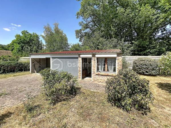 Située dans un cadre paisible sur la commune de Château-Renard, découvrez cette longère offrant de beaux volumes et un fort potentiel d'aménagement.  Au rez-de-chaussée : Une entrée desservant un séjour, une cuisine indépendante (avec faïence et menuiseries PVC) complétée par une arrière-cuisine fonctionnelle, et un bureau indépendant idéal pour le télétravail.
Deux vérandas baignées de lumière viennent agrandir les espaces de vie et offrir un accès direct vers l'extérieur .
Nuit & commodités : Une première chambre, une salle d'eau, un dégagement et un WC indépendant.
A l'étage :Une mezzanine desservant un second espace salon ainsi qu'une deuxième chambre .
Annexes & Extérieurs : Deux garages fermés et une cave. Le tout implanté sur un terrain clos et arboré de 1 700 m², au calme absolu. Côté technique & confort :Chauffage & climatisation : Équipement complet alliant un poêle à granulés récent (programmation intégrée), une pompe à chaleur (PAC) air/air avec climatisation réversible type split, complétés par des radiateurs électriques à inertie.
Menuiseries : Double vitrage majoritaire (PVC, bois et aluminium à rupture de ponts thermiques) avec volets roulants et battants.
Une longère au cadre paisible à découvrir sans tarder : contactez-moi pour organiser une visite .