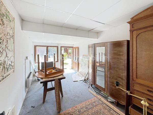 Située dans un cadre paisible sur la commune de Château-Renard, découvrez cette longère offrant de beaux volumes et un fort potentiel d'aménagement.  Au rez-de-chaussée : Une entrée desservant un séjour, une cuisine indépendante (avec faïence et menuiseries PVC) complétée par une arrière-cuisine fonctionnelle, et un bureau indépendant idéal pour le télétravail.
Deux vérandas baignées de lumière viennent agrandir les espaces de vie et offrir un accès direct vers l'extérieur .
Nuit & commodités : Une première chambre, une salle d'eau, un dégagement et un WC indépendant.
A l'étage :Une mezzanine desservant un second espace salon ainsi qu'une deuxième chambre .
Annexes & Extérieurs : Deux garages fermés et une cave. Le tout implanté sur un terrain clos et arboré de 1 700 m², au calme absolu. Côté technique & confort :Chauffage & climatisation : Équipement complet alliant un poêle à granulés récent (programmation intégrée), une pompe à chaleur (PAC) air/air avec climatisation réversible type split, complétés par des radiateurs électriques à inertie.
Menuiseries : Double vitrage majoritaire (PVC, bois et aluminium à rupture de ponts thermiques) avec volets roulants et battants.
Une longère au cadre paisible à découvrir sans tarder : contactez-moi pour organiser une visite .