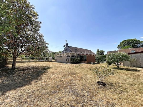 Située dans un cadre paisible sur la commune de Château-Renard, découvrez cette longère offrant de beaux volumes et un fort potentiel d'aménagement.  Au rez-de-chaussée : Une entrée desservant un séjour, une cuisine indépendante (avec faïence et menuiseries PVC) complétée par une arrière-cuisine fonctionnelle, et un bureau indépendant idéal pour le télétravail.
Deux vérandas baignées de lumière viennent agrandir les espaces de vie et offrir un accès direct vers l'extérieur .
Nuit & commodités : Une première chambre, une salle d'eau, un dégagement et un WC indépendant.
A l'étage :Une mezzanine desservant un second espace salon ainsi qu'une deuxième chambre .
Annexes & Extérieurs : Deux garages fermés et une cave. Le tout implanté sur un terrain clos et arboré de 1 700 m², au calme absolu. Côté technique & confort :Chauffage & climatisation : Équipement complet alliant un poêle à granulés récent (programmation intégrée), une pompe à chaleur (PAC) air/air avec climatisation réversible type split, complétés par des radiateurs électriques à inertie.
Menuiseries : Double vitrage majoritaire (PVC, bois et aluminium à rupture de ponts thermiques) avec volets roulants et battants.
Une longère au cadre paisible à découvrir sans tarder : contactez-moi pour organiser une visite .
