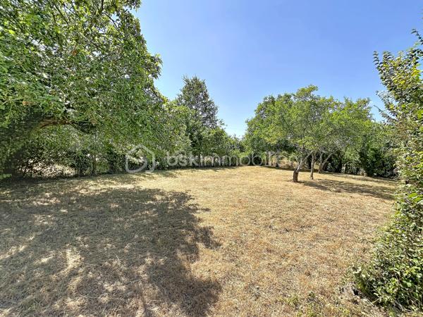 Située dans un cadre paisible sur la commune de Château-Renard, découvrez cette longère offrant de beaux volumes et un fort potentiel d'aménagement.  Au rez-de-chaussée : Une entrée desservant un séjour, une cuisine indépendante (avec faïence et menuiseries PVC) complétée par une arrière-cuisine fonctionnelle, et un bureau indépendant idéal pour le télétravail.
Deux vérandas baignées de lumière viennent agrandir les espaces de vie et offrir un accès direct vers l'extérieur .
Nuit & commodités : Une première chambre, une salle d'eau, un dégagement et un WC indépendant.
A l'étage :Une mezzanine desservant un second espace salon ainsi qu'une deuxième chambre .
Annexes & Extérieurs : Deux garages fermés et une cave. Le tout implanté sur un terrain clos et arboré de 1 700 m², au calme absolu. Côté technique & confort :Chauffage & climatisation : Équipement complet alliant un poêle à granulés récent (programmation intégrée), une pompe à chaleur (PAC) air/air avec climatisation réversible type split, complétés par des radiateurs électriques à inertie.
Menuiseries : Double vitrage majoritaire (PVC, bois et aluminium à rupture de ponts thermiques) avec volets roulants et battants.
Une longère au cadre paisible à découvrir sans tarder : contactez-moi pour organiser une visite .