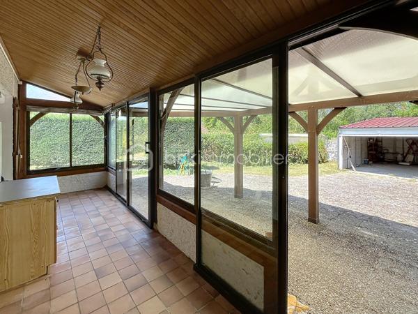 Située dans un cadre paisible sur la commune de Château-Renard, découvrez cette longère offrant de beaux volumes et un fort potentiel d'aménagement.  Au rez-de-chaussée : Une entrée desservant un séjour, une cuisine indépendante (avec faïence et menuiseries PVC) complétée par une arrière-cuisine fonctionnelle, et un bureau indépendant idéal pour le télétravail.
Deux vérandas baignées de lumière viennent agrandir les espaces de vie et offrir un accès direct vers l'extérieur .
Nuit & commodités : Une première chambre, une salle d'eau, un dégagement et un WC indépendant.
A l'étage :Une mezzanine desservant un second espace salon ainsi qu'une deuxième chambre .
Annexes & Extérieurs : Deux garages fermés et une cave. Le tout implanté sur un terrain clos et arboré de 1 700 m², au calme absolu. Côté technique & confort :Chauffage & climatisation : Équipement complet alliant un poêle à granulés récent (programmation intégrée), une pompe à chaleur (PAC) air/air avec climatisation réversible type split, complétés par des radiateurs électriques à inertie.
Menuiseries : Double vitrage majoritaire (PVC, bois et aluminium à rupture de ponts thermiques) avec volets roulants et battants.
Une longère au cadre paisible à découvrir sans tarder : contactez-moi pour organiser une visite .