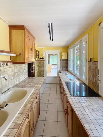 Située dans un cadre paisible sur la commune de Château-Renard, découvrez cette longère offrant de beaux volumes et un fort potentiel d'aménagement.  Au rez-de-chaussée : Une entrée desservant un séjour, une cuisine indépendante (avec faïence et menuiseries PVC) complétée par une arrière-cuisine fonctionnelle, et un bureau indépendant idéal pour le télétravail.
Deux vérandas baignées de lumière viennent agrandir les espaces de vie et offrir un accès direct vers l'extérieur .
Nuit & commodités : Une première chambre, une salle d'eau, un dégagement et un WC indépendant.
A l'étage :Une mezzanine desservant un second espace salon ainsi qu'une deuxième chambre .
Annexes & Extérieurs : Deux garages fermés et une cave. Le tout implanté sur un terrain clos et arboré de 1 700 m², au calme absolu. Côté technique & confort :Chauffage & climatisation : Équipement complet alliant un poêle à granulés récent (programmation intégrée), une pompe à chaleur (PAC) air/air avec climatisation réversible type split, complétés par des radiateurs électriques à inertie.
Menuiseries : Double vitrage majoritaire (PVC, bois et aluminium à rupture de ponts thermiques) avec volets roulants et battants.
Une longère au cadre paisible à découvrir sans tarder : contactez-moi pour organiser une visite .
