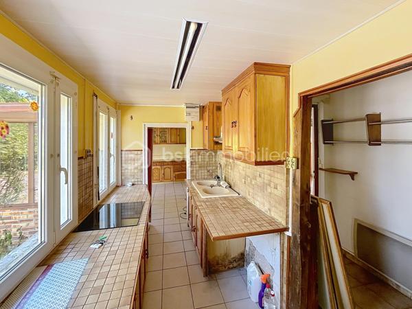 Située dans un cadre paisible sur la commune de Château-Renard, découvrez cette longère offrant de beaux volumes et un fort potentiel d'aménagement.  Au rez-de-chaussée : Une entrée desservant un séjour, une cuisine indépendante (avec faïence et menuiseries PVC) complétée par une arrière-cuisine fonctionnelle, et un bureau indépendant idéal pour le télétravail.
Deux vérandas baignées de lumière viennent agrandir les espaces de vie et offrir un accès direct vers l'extérieur .
Nuit & commodités : Une première chambre, une salle d'eau, un dégagement et un WC indépendant.
A l'étage :Une mezzanine desservant un second espace salon ainsi qu'une deuxième chambre .
Annexes & Extérieurs : Deux garages fermés et une cave. Le tout implanté sur un terrain clos et arboré de 1 700 m², au calme absolu. Côté technique & confort :Chauffage & climatisation : Équipement complet alliant un poêle à granulés récent (programmation intégrée), une pompe à chaleur (PAC) air/air avec climatisation réversible type split, complétés par des radiateurs électriques à inertie.
Menuiseries : Double vitrage majoritaire (PVC, bois et aluminium à rupture de ponts thermiques) avec volets roulants et battants.
Une longère au cadre paisible à découvrir sans tarder : contactez-moi pour organiser une visite .