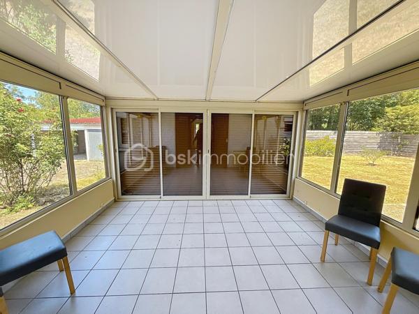Située dans un cadre paisible sur la commune de Château-Renard, découvrez cette longère offrant de beaux volumes et un fort potentiel d'aménagement.  Au rez-de-chaussée : Une entrée desservant un séjour, une cuisine indépendante (avec faïence et menuiseries PVC) complétée par une arrière-cuisine fonctionnelle, et un bureau indépendant idéal pour le télétravail.
Deux vérandas baignées de lumière viennent agrandir les espaces de vie et offrir un accès direct vers l'extérieur .
Nuit & commodités : Une première chambre, une salle d'eau, un dégagement et un WC indépendant.
A l'étage :Une mezzanine desservant un second espace salon ainsi qu'une deuxième chambre .
Annexes & Extérieurs : Deux garages fermés et une cave. Le tout implanté sur un terrain clos et arboré de 1 700 m², au calme absolu. Côté technique & confort :Chauffage & climatisation : Équipement complet alliant un poêle à granulés récent (programmation intégrée), une pompe à chaleur (PAC) air/air avec climatisation réversible type split, complétés par des radiateurs électriques à inertie.
Menuiseries : Double vitrage majoritaire (PVC, bois et aluminium à rupture de ponts thermiques) avec volets roulants et battants.
Une longère au cadre paisible à découvrir sans tarder : contactez-moi pour organiser une visite .