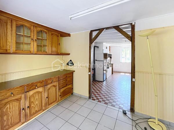 Située dans un cadre paisible sur la commune de Château-Renard, découvrez cette longère offrant de beaux volumes et un fort potentiel d'aménagement.  Au rez-de-chaussée : Une entrée desservant un séjour, une cuisine indépendante (avec faïence et menuiseries PVC) complétée par une arrière-cuisine fonctionnelle, et un bureau indépendant idéal pour le télétravail.
Deux vérandas baignées de lumière viennent agrandir les espaces de vie et offrir un accès direct vers l'extérieur .
Nuit & commodités : Une première chambre, une salle d'eau, un dégagement et un WC indépendant.
A l'étage :Une mezzanine desservant un second espace salon ainsi qu'une deuxième chambre .
Annexes & Extérieurs : Deux garages fermés et une cave. Le tout implanté sur un terrain clos et arboré de 1 700 m², au calme absolu. Côté technique & confort :Chauffage & climatisation : Équipement complet alliant un poêle à granulés récent (programmation intégrée), une pompe à chaleur (PAC) air/air avec climatisation réversible type split, complétés par des radiateurs électriques à inertie.
Menuiseries : Double vitrage majoritaire (PVC, bois et aluminium à rupture de ponts thermiques) avec volets roulants et battants.
Une longère au cadre paisible à découvrir sans tarder : contactez-moi pour organiser une visite .