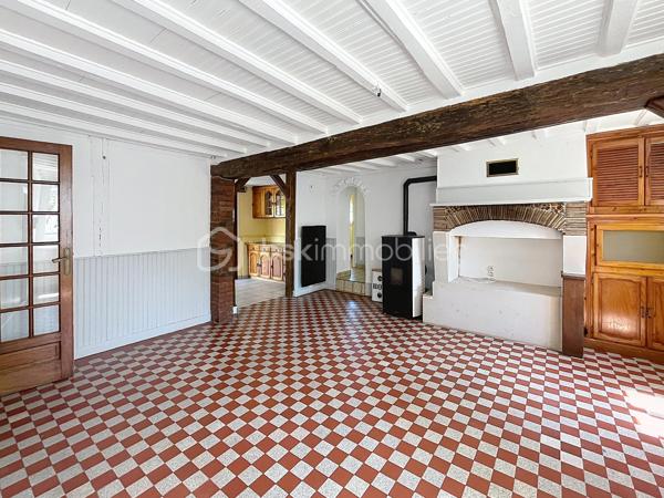 Située dans un cadre paisible sur la commune de Château-Renard, découvrez cette longère offrant de beaux volumes et un fort potentiel d'aménagement.  Au rez-de-chaussée : Une entrée desservant un séjour, une cuisine indépendante (avec faïence et menuiseries PVC) complétée par une arrière-cuisine fonctionnelle, et un bureau indépendant idéal pour le télétravail.
Deux vérandas baignées de lumière viennent agrandir les espaces de vie et offrir un accès direct vers l'extérieur .
Nuit & commodités : Une première chambre, une salle d'eau, un dégagement et un WC indépendant.
A l'étage :Une mezzanine desservant un second espace salon ainsi qu'une deuxième chambre .
Annexes & Extérieurs : Deux garages fermés et une cave. Le tout implanté sur un terrain clos et arboré de 1 700 m², au calme absolu. Côté technique & confort :Chauffage & climatisation : Équipement complet alliant un poêle à granulés récent (programmation intégrée), une pompe à chaleur (PAC) air/air avec climatisation réversible type split, complétés par des radiateurs électriques à inertie.
Menuiseries : Double vitrage majoritaire (PVC, bois et aluminium à rupture de ponts thermiques) avec volets roulants et battants.
Une longère au cadre paisible à découvrir sans tarder : contactez-moi pour organiser une visite .