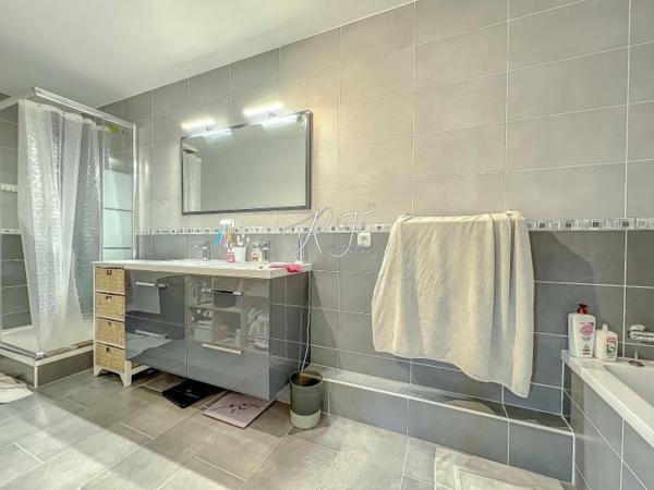 maison surélevée avec grande terrasse sans vis-à-vis