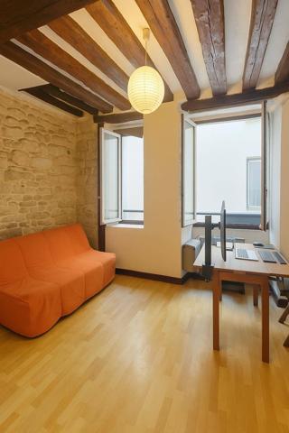 Studio au calme sur cour avec 3 mètres de hauteur sous plafond