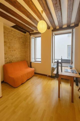 Studio au calme sur cour avec 3 mètres de hauteur sous plafond