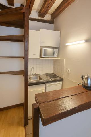 Studio au calme sur cour avec 3 mètres de hauteur sous plafond