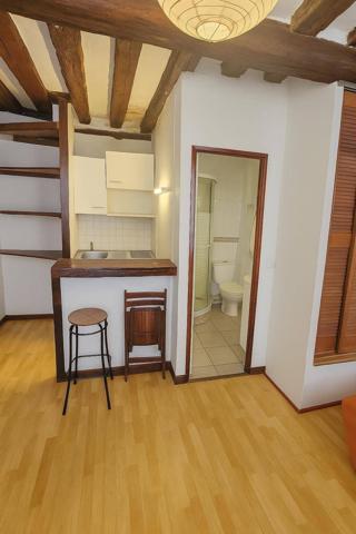 Studio au calme sur cour avec 3 mètres de hauteur sous plafond