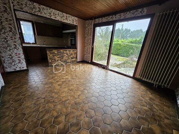 👉 Ne ratez pas la seconde chance à saisir avec BAISSE DE PRIX à la clé !
Axe Albert Péronne a 13 min Albert 16 min de Peronne 

Dans un environnement calme et verdoyant, découvrez cette maison individuelle de plain-pied avec sous-sol partiel, offrant une base saine, bien entretenue et un beau potentiel de modernisation.

La partie habitation développe 108,32 m² et comprend :
✔ Une cuisine avec coin repas
✔ Un salon lumineux
✔ Deux chambres avec possibilité d'en faire une troisième
✔ Une salle de bains
✔ Un WC 
✔ Une entrée

🔧 Sous-sol partiel d’environ 70 m² :
Garage, atelier, stockage, bricolage… 

⚙️ Prestations :
• Chauffage fioul
• Menuiseries bois double vitrage
• Volets aluminium
• Maison saine et parfaitement entretenue

🌳 Le tout sur un terrain généreux, idéal pour profiter du calme, jardiner ou imaginer un bel aménagement extérieur.

💡 Les atouts qui font la différence :
✔ Plain-pied recherché
✔ Secteur paisible
✔ Grand terrain
✔ Sous-sol avec stationnement
✔ Opportunité rare après baisse de prix

📞 Les premières visites avaient déclenché un compromis rapidement… ne laissez pas passer cette nouvelle chance