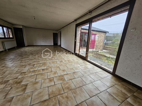 👉 Ne ratez pas la seconde chance à saisir avec BAISSE DE PRIX à la clé !
Axe Albert Péronne a 13 min Albert 16 min de Peronne 

Dans un environnement calme et verdoyant, découvrez cette maison individuelle de plain-pied avec sous-sol partiel, offrant une base saine, bien entretenue et un beau potentiel de modernisation.

La partie habitation développe 108,32 m² et comprend :
✔ Une cuisine avec coin repas
✔ Un salon lumineux
✔ Deux chambres avec possibilité d'en faire une troisième
✔ Une salle de bains
✔ Un WC 
✔ Une entrée

🔧 Sous-sol partiel d’environ 70 m² :
Garage, atelier, stockage, bricolage… 

⚙️ Prestations :
• Chauffage fioul
• Menuiseries bois double vitrage
• Volets aluminium
• Maison saine et parfaitement entretenue

🌳 Le tout sur un terrain généreux, idéal pour profiter du calme, jardiner ou imaginer un bel aménagement extérieur.

💡 Les atouts qui font la différence :
✔ Plain-pied recherché
✔ Secteur paisible
✔ Grand terrain
✔ Sous-sol avec stationnement
✔ Opportunité rare après baisse de prix

📞 Les premières visites avaient déclenché un compromis rapidement… ne laissez pas passer cette nouvelle chance