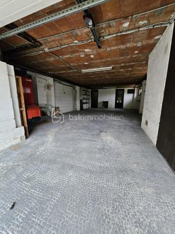 👉 Ne ratez pas la seconde chance à saisir avec BAISSE DE PRIX à la clé !
Axe Albert Péronne a 13 min Albert 16 min de Peronne 

Dans un environnement calme et verdoyant, découvrez cette maison individuelle de plain-pied avec sous-sol partiel, offrant une base saine, bien entretenue et un beau potentiel de modernisation.

La partie habitation développe 108,32 m² et comprend :
✔ Une cuisine avec coin repas
✔ Un salon lumineux
✔ Deux chambres avec possibilité d'en faire une troisième
✔ Une salle de bains
✔ Un WC 
✔ Une entrée

🔧 Sous-sol partiel d’environ 70 m² :
Garage, atelier, stockage, bricolage… 

⚙️ Prestations :
• Chauffage fioul
• Menuiseries bois double vitrage
• Volets aluminium
• Maison saine et parfaitement entretenue

🌳 Le tout sur un terrain généreux, idéal pour profiter du calme, jardiner ou imaginer un bel aménagement extérieur.

💡 Les atouts qui font la différence :
✔ Plain-pied recherché
✔ Secteur paisible
✔ Grand terrain
✔ Sous-sol avec stationnement
✔ Opportunité rare après baisse de prix

📞 Les premières visites avaient déclenché un compromis rapidement… ne laissez pas passer cette nouvelle chance