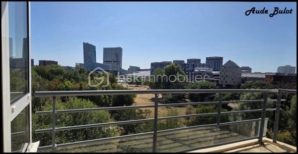 Situé dans une résidence construite en 2000, cet appartement T3 de 61 m², au 6ᵉ étage avec ascenseur, bénéficie d'un emplacement recherché, à proximité immédiate des commerces, des écoles, du métro ainsi que des gares Lille-Flandres et Lille-Europe, permettant de rejoindre Paris en seulement 1 heure.

L'appartement comprend une entrée, un séjour lumineux avec cuisine ouverte entièrement équipée (plaque de cuisson, hotte, lave-vaisselle), prolongé par un balcon offrant une agréable vue dégagée sur le Parc Matisse.

L'espace nuit se compose de 2 chambres avec placards, d'une salle de bains équipée d'une baignoire avec douche, d'un meuble vasque et d'une VMC. Une lingerie et des toilettes indépendantes complètent le bien.

Aucun travaux à prévoir.

À seulement 5 minutes à pied des gares Lille-Flandres et Lille-Europe, de la Grand-Place et du Vieux-Lille, l'appartement bénéficie également d'un accès rapide au périphérique et aux principaux axes autoroutiers.

Ce bien conviendra aussi bien à une résidence principale qu'à un investissement locatif. Le secteur bénéficie d'une forte demande locative grâce à la proximité des universités, écoles supérieures et écoles de commerce. Il est parfaitement adapté à la location meublée ou à la colocation.

Les atouts :

Résidence construite en 2000.
6ᵉ étage avec ascenseur.
Balcon avec vue dégagée sur le Parc Matisse.
Séjour lumineux et cuisine équipée.
2 chambres avec placards.

À 5 minutes à pied des gares, du Vieux-Lille et de la Grand-Place.
Paris accessible en seulement 1 heure en TGV.

Faire vite...
