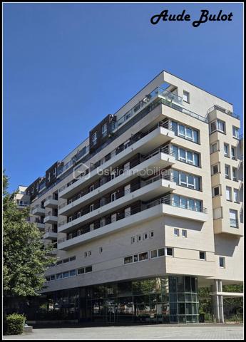 Situé dans une résidence construite en 2000, cet appartement T3 de 61 m², au 6ᵉ étage avec ascenseur, bénéficie d'un emplacement recherché, à proximité immédiate des commerces, des écoles, du métro ainsi que des gares Lille-Flandres et Lille-Europe, permettant de rejoindre Paris en seulement 1 heure.

L'appartement comprend une entrée, un séjour lumineux avec cuisine ouverte entièrement équipée (plaque de cuisson, hotte, lave-vaisselle), prolongé par un balcon offrant une agréable vue dégagée sur le Parc Matisse.

L'espace nuit se compose de 2 chambres avec placards, d'une salle de bains équipée d'une baignoire avec douche, d'un meuble vasque et d'une VMC. Une lingerie et des toilettes indépendantes complètent le bien.

Aucun travaux à prévoir.

À seulement 5 minutes à pied des gares Lille-Flandres et Lille-Europe, de la Grand-Place et du Vieux-Lille, l'appartement bénéficie également d'un accès rapide au périphérique et aux principaux axes autoroutiers.

Ce bien conviendra aussi bien à une résidence principale qu'à un investissement locatif. Le secteur bénéficie d'une forte demande locative grâce à la proximité des universités, écoles supérieures et écoles de commerce. Il est parfaitement adapté à la location meublée ou à la colocation.

Les atouts :

Résidence construite en 2000.
6ᵉ étage avec ascenseur.
Balcon avec vue dégagée sur le Parc Matisse.
Séjour lumineux et cuisine équipée.
2 chambres avec placards.

À 5 minutes à pied des gares, du Vieux-Lille et de la Grand-Place.
Paris accessible en seulement 1 heure en TGV.

Faire vite...