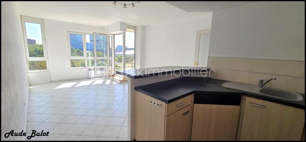 Situé dans une résidence construite en 2000, cet appartement T3 de 61 m², au 6ᵉ étage avec ascenseur, bénéficie d'un emplacement recherché, à proximité immédiate des commerces, des écoles, du métro ainsi que des gares Lille-Flandres et Lille-Europe, permettant de rejoindre Paris en seulement 1 heure.

L'appartement comprend une entrée, un séjour lumineux avec cuisine ouverte entièrement équipée (plaque de cuisson, hotte, lave-vaisselle), prolongé par un balcon offrant une agréable vue dégagée sur le Parc Matisse.

L'espace nuit se compose de 2 chambres avec placards, d'une salle de bains équipée d'une baignoire avec douche, d'un meuble vasque et d'une VMC. Une lingerie et des toilettes indépendantes complètent le bien.

Aucun travaux à prévoir.

À seulement 5 minutes à pied des gares Lille-Flandres et Lille-Europe, de la Grand-Place et du Vieux-Lille, l'appartement bénéficie également d'un accès rapide au périphérique et aux principaux axes autoroutiers.

Ce bien conviendra aussi bien à une résidence principale qu'à un investissement locatif. Le secteur bénéficie d'une forte demande locative grâce à la proximité des universités, écoles supérieures et écoles de commerce. Il est parfaitement adapté à la location meublée ou à la colocation.

Les atouts :

Résidence construite en 2000.
6ᵉ étage avec ascenseur.
Balcon avec vue dégagée sur le Parc Matisse.
Séjour lumineux et cuisine équipée.
2 chambres avec placards.

À 5 minutes à pied des gares, du Vieux-Lille et de la Grand-Place.
Paris accessible en seulement 1 heure en TGV.

Faire vite...