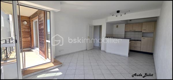 Situé dans une résidence construite en 2000, cet appartement T3 de 61 m², au 6ᵉ étage avec ascenseur, bénéficie d'un emplacement recherché, à proximité immédiate des commerces, des écoles, du métro ainsi que des gares Lille-Flandres et Lille-Europe, permettant de rejoindre Paris en seulement 1 heure.

L'appartement comprend une entrée, un séjour lumineux avec cuisine ouverte entièrement équipée (plaque de cuisson, hotte, lave-vaisselle), prolongé par un balcon offrant une agréable vue dégagée sur le Parc Matisse.

L'espace nuit se compose de 2 chambres avec placards, d'une salle de bains équipée d'une baignoire avec douche, d'un meuble vasque et d'une VMC. Une lingerie et des toilettes indépendantes complètent le bien.

Aucun travaux à prévoir.

À seulement 5 minutes à pied des gares Lille-Flandres et Lille-Europe, de la Grand-Place et du Vieux-Lille, l'appartement bénéficie également d'un accès rapide au périphérique et aux principaux axes autoroutiers.

Ce bien conviendra aussi bien à une résidence principale qu'à un investissement locatif. Le secteur bénéficie d'une forte demande locative grâce à la proximité des universités, écoles supérieures et écoles de commerce. Il est parfaitement adapté à la location meublée ou à la colocation.

Les atouts :

Résidence construite en 2000.
6ᵉ étage avec ascenseur.
Balcon avec vue dégagée sur le Parc Matisse.
Séjour lumineux et cuisine équipée.
2 chambres avec placards.

À 5 minutes à pied des gares, du Vieux-Lille et de la Grand-Place.
Paris accessible en seulement 1 heure en TGV.

Faire vite...