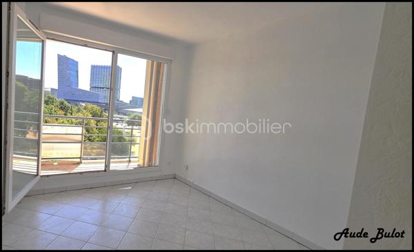Situé dans une résidence construite en 2000, cet appartement T3 de 61 m², au 6ᵉ étage avec ascenseur, bénéficie d'un emplacement recherché, à proximité immédiate des commerces, des écoles, du métro ainsi que des gares Lille-Flandres et Lille-Europe, permettant de rejoindre Paris en seulement 1 heure.

L'appartement comprend une entrée, un séjour lumineux avec cuisine ouverte entièrement équipée (plaque de cuisson, hotte, lave-vaisselle), prolongé par un balcon offrant une agréable vue dégagée sur le Parc Matisse.

L'espace nuit se compose de 2 chambres avec placards, d'une salle de bains équipée d'une baignoire avec douche, d'un meuble vasque et d'une VMC. Une lingerie et des toilettes indépendantes complètent le bien.

Aucun travaux à prévoir.

À seulement 5 minutes à pied des gares Lille-Flandres et Lille-Europe, de la Grand-Place et du Vieux-Lille, l'appartement bénéficie également d'un accès rapide au périphérique et aux principaux axes autoroutiers.

Ce bien conviendra aussi bien à une résidence principale qu'à un investissement locatif. Le secteur bénéficie d'une forte demande locative grâce à la proximité des universités, écoles supérieures et écoles de commerce. Il est parfaitement adapté à la location meublée ou à la colocation.

Les atouts :

Résidence construite en 2000.
6ᵉ étage avec ascenseur.
Balcon avec vue dégagée sur le Parc Matisse.
Séjour lumineux et cuisine équipée.
2 chambres avec placards.

À 5 minutes à pied des gares, du Vieux-Lille et de la Grand-Place.
Paris accessible en seulement 1 heure en TGV.

Faire vite...