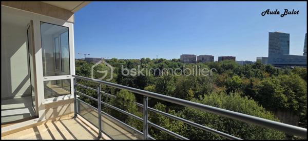 Situé dans une résidence construite en 2000, cet appartement T3 de 61 m², au 6ᵉ étage avec ascenseur, bénéficie d'un emplacement recherché, à proximité immédiate des commerces, des écoles, du métro ainsi que des gares Lille-Flandres et Lille-Europe, permettant de rejoindre Paris en seulement 1 heure.

L'appartement comprend une entrée, un séjour lumineux avec cuisine ouverte entièrement équipée (plaque de cuisson, hotte, lave-vaisselle), prolongé par un balcon offrant une agréable vue dégagée sur le Parc Matisse.

L'espace nuit se compose de 2 chambres avec placards, d'une salle de bains équipée d'une baignoire avec douche, d'un meuble vasque et d'une VMC. Une lingerie et des toilettes indépendantes complètent le bien.

Aucun travaux à prévoir.

À seulement 5 minutes à pied des gares Lille-Flandres et Lille-Europe, de la Grand-Place et du Vieux-Lille, l'appartement bénéficie également d'un accès rapide au périphérique et aux principaux axes autoroutiers.

Ce bien conviendra aussi bien à une résidence principale qu'à un investissement locatif. Le secteur bénéficie d'une forte demande locative grâce à la proximité des universités, écoles supérieures et écoles de commerce. Il est parfaitement adapté à la location meublée ou à la colocation.

Les atouts :

Résidence construite en 2000.
6ᵉ étage avec ascenseur.
Balcon avec vue dégagée sur le Parc Matisse.
Séjour lumineux et cuisine équipée.
2 chambres avec placards.

À 5 minutes à pied des gares, du Vieux-Lille et de la Grand-Place.
Paris accessible en seulement 1 heure en TGV.

Faire vite...