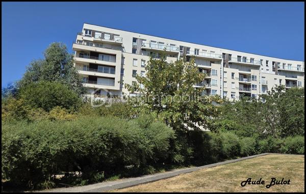 Situé dans une résidence construite en 2000, cet appartement T3 de 61 m², au 6ᵉ étage avec ascenseur, bénéficie d'un emplacement recherché, à proximité immédiate des commerces, des écoles, du métro ainsi que des gares Lille-Flandres et Lille-Europe, permettant de rejoindre Paris en seulement 1 heure.

L'appartement comprend une entrée, un séjour lumineux avec cuisine ouverte entièrement équipée (plaque de cuisson, hotte, lave-vaisselle), prolongé par un balcon offrant une agréable vue dégagée sur le Parc Matisse.

L'espace nuit se compose de 2 chambres avec placards, d'une salle de bains équipée d'une baignoire avec douche, d'un meuble vasque et d'une VMC. Une lingerie et des toilettes indépendantes complètent le bien.

Aucun travaux à prévoir.

À seulement 5 minutes à pied des gares Lille-Flandres et Lille-Europe, de la Grand-Place et du Vieux-Lille, l'appartement bénéficie également d'un accès rapide au périphérique et aux principaux axes autoroutiers.

Ce bien conviendra aussi bien à une résidence principale qu'à un investissement locatif. Le secteur bénéficie d'une forte demande locative grâce à la proximité des universités, écoles supérieures et écoles de commerce. Il est parfaitement adapté à la location meublée ou à la colocation.

Les atouts :

Résidence construite en 2000.
6ᵉ étage avec ascenseur.
Balcon avec vue dégagée sur le Parc Matisse.
Séjour lumineux et cuisine équipée.
2 chambres avec placards.

À 5 minutes à pied des gares, du Vieux-Lille et de la Grand-Place.
Paris accessible en seulement 1 heure en TGV.

Faire vite...