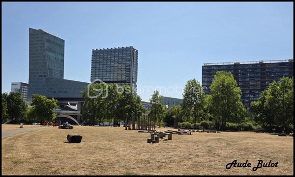 Situé dans une résidence construite en 2000, cet appartement T3 de 61 m², au 6ᵉ étage avec ascenseur, bénéficie d'un emplacement recherché, à proximité immédiate des commerces, des écoles, du métro ainsi que des gares Lille-Flandres et Lille-Europe, permettant de rejoindre Paris en seulement 1 heure.

L'appartement comprend une entrée, un séjour lumineux avec cuisine ouverte entièrement équipée (plaque de cuisson, hotte, lave-vaisselle), prolongé par un balcon offrant une agréable vue dégagée sur le Parc Matisse.

L'espace nuit se compose de 2 chambres avec placards, d'une salle de bains équipée d'une baignoire avec douche, d'un meuble vasque et d'une VMC. Une lingerie et des toilettes indépendantes complètent le bien.

Aucun travaux à prévoir.

À seulement 5 minutes à pied des gares Lille-Flandres et Lille-Europe, de la Grand-Place et du Vieux-Lille, l'appartement bénéficie également d'un accès rapide au périphérique et aux principaux axes autoroutiers.

Ce bien conviendra aussi bien à une résidence principale qu'à un investissement locatif. Le secteur bénéficie d'une forte demande locative grâce à la proximité des universités, écoles supérieures et écoles de commerce. Il est parfaitement adapté à la location meublée ou à la colocation.

Les atouts :

Résidence construite en 2000.
6ᵉ étage avec ascenseur.
Balcon avec vue dégagée sur le Parc Matisse.
Séjour lumineux et cuisine équipée.
2 chambres avec placards.

À 5 minutes à pied des gares, du Vieux-Lille et de la Grand-Place.
Paris accessible en seulement 1 heure en TGV.

Faire vite...