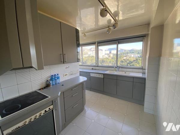 Appartement T3, deux balcons vue mer, cave et garage