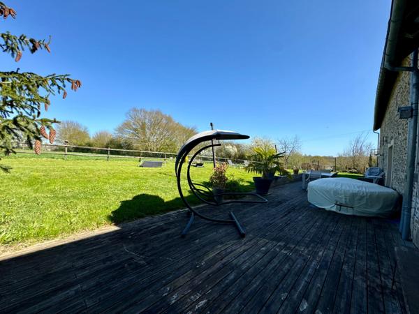 Maison en pierres 5 chambres avec bureau et terrain de 2,5 Hectares