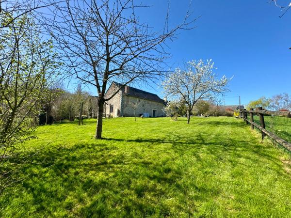Maison en pierres 5 chambres avec bureau et terrain de 2,5 Hectares