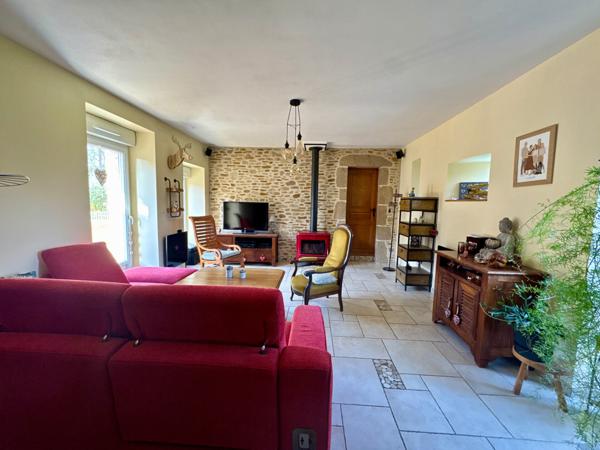 Maison en pierres 5 chambres avec bureau et terrain de 2,5 Hectares