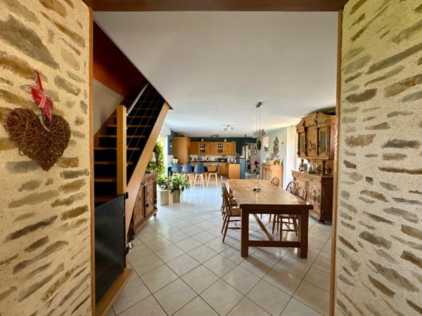 Maison en pierres 5 chambres avec bureau et terrain de 2,5 Hectares