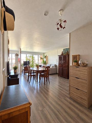 🏢 À VENDRE – BEL APPARTEMENT LUMINEUX AVEC BALCON

Découvrez cet appartement situé au 18ᵉ étage avec ascenseur, offrant une belle luminosité et un agencement fonctionnel.

✨ Il se compose de :
• Une entrée avec placard
• Un séjour double ouvert sur une cuisine aménagée et équipée, avec accès direct au balcon 
• un cajibi • placard de rangements
• Un couloir avec rangements desservant l’espace nuit
• 3 chambres
• Une salle d’eau avec cabine de douche

🔥 Chauffage collectif au gaz
♿ Appartement adapté aux personnes à mobilité réduite (PMR)
🌞 Très lumineux et fonctionnel
🚗 Grand parking
🛝 Aire de jeux pour les enfants

DPE : D (réalisé le 12/05/2026)

Un appartement idéal pour une famille à la recherche d’un logement pratique, lumineux et fonctionnel, avec toutes les commodités nécessaires au quotidien.

📞 Pour plus d’informations ou organiser une visite, contactez moi !