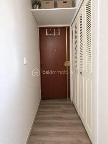 🏢 À VENDRE – BEL APPARTEMENT LUMINEUX AVEC BALCON

Découvrez cet appartement situé au 18ᵉ étage avec ascenseur, offrant une belle luminosité et un agencement fonctionnel.

✨ Il se compose de :
• Une entrée avec placard
• Un séjour double ouvert sur une cuisine aménagée et équipée, avec accès direct au balcon 
• un cajibi • placard de rangements
• Un couloir avec rangements desservant l’espace nuit
• 3 chambres
• Une salle d’eau avec cabine de douche

🔥 Chauffage collectif au gaz
♿ Appartement adapté aux personnes à mobilité réduite (PMR)
🌞 Très lumineux et fonctionnel
🚗 Grand parking
🛝 Aire de jeux pour les enfants

DPE : D (réalisé le 12/05/2026)

Un appartement idéal pour une famille à la recherche d’un logement pratique, lumineux et fonctionnel, avec toutes les commodités nécessaires au quotidien.

📞 Pour plus d’informations ou organiser une visite, contactez moi !