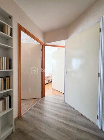 🏢 À VENDRE – BEL APPARTEMENT LUMINEUX AVEC BALCON

Découvrez cet appartement situé au 18ᵉ étage avec ascenseur, offrant une belle luminosité et un agencement fonctionnel.

✨ Il se compose de :
• Une entrée avec placard
• Un séjour double ouvert sur une cuisine aménagée et équipée, avec accès direct au balcon 
• un cajibi • placard de rangements
• Un couloir avec rangements desservant l’espace nuit
• 3 chambres
• Une salle d’eau avec cabine de douche

🔥 Chauffage collectif au gaz
♿ Appartement adapté aux personnes à mobilité réduite (PMR)
🌞 Très lumineux et fonctionnel
🚗 Grand parking
🛝 Aire de jeux pour les enfants

DPE : D (réalisé le 12/05/2026)

Un appartement idéal pour une famille à la recherche d’un logement pratique, lumineux et fonctionnel, avec toutes les commodités nécessaires au quotidien.

📞 Pour plus d’informations ou organiser une visite, contactez moi !