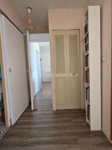 🏢 À VENDRE – BEL APPARTEMENT LUMINEUX AVEC BALCON

Découvrez cet appartement situé au 18ᵉ étage avec ascenseur, offrant une belle luminosité et un agencement fonctionnel.

✨ Il se compose de :
• Une entrée avec placard
• Un séjour double ouvert sur une cuisine aménagée et équipée, avec accès direct au balcon 
• un cajibi • placard de rangements
• Un couloir avec rangements desservant l’espace nuit
• 3 chambres
• Une salle d’eau avec cabine de douche

🔥 Chauffage collectif au gaz
♿ Appartement adapté aux personnes à mobilité réduite (PMR)
🌞 Très lumineux et fonctionnel
🚗 Grand parking
🛝 Aire de jeux pour les enfants

DPE : D (réalisé le 12/05/2026)

Un appartement idéal pour une famille à la recherche d’un logement pratique, lumineux et fonctionnel, avec toutes les commodités nécessaires au quotidien.

📞 Pour plus d’informations ou organiser une visite, contactez moi !