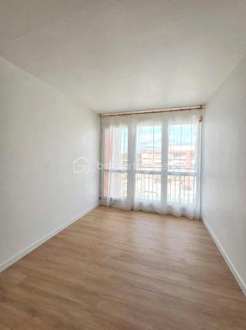 🏢 À VENDRE – BEL APPARTEMENT LUMINEUX AVEC BALCON

Découvrez cet appartement situé au 18ᵉ étage avec ascenseur, offrant une belle luminosité et un agencement fonctionnel.

✨ Il se compose de :
• Une entrée avec placard
• Un séjour double ouvert sur une cuisine aménagée et équipée, avec accès direct au balcon 
• un cajibi • placard de rangements
• Un couloir avec rangements desservant l’espace nuit
• 3 chambres
• Une salle d’eau avec cabine de douche

🔥 Chauffage collectif au gaz
♿ Appartement adapté aux personnes à mobilité réduite (PMR)
🌞 Très lumineux et fonctionnel
🚗 Grand parking
🛝 Aire de jeux pour les enfants

DPE : D (réalisé le 12/05/2026)

Un appartement idéal pour une famille à la recherche d’un logement pratique, lumineux et fonctionnel, avec toutes les commodités nécessaires au quotidien.

📞 Pour plus d’informations ou organiser une visite, contactez moi !
