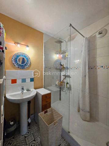🏢 À VENDRE – BEL APPARTEMENT LUMINEUX AVEC BALCON

Découvrez cet appartement situé au 18ᵉ étage avec ascenseur, offrant une belle luminosité et un agencement fonctionnel.

✨ Il se compose de :
• Une entrée avec placard
• Un séjour double ouvert sur une cuisine aménagée et équipée, avec accès direct au balcon 
• un cajibi • placard de rangements
• Un couloir avec rangements desservant l’espace nuit
• 3 chambres
• Une salle d’eau avec cabine de douche

🔥 Chauffage collectif au gaz
♿ Appartement adapté aux personnes à mobilité réduite (PMR)
🌞 Très lumineux et fonctionnel
🚗 Grand parking
🛝 Aire de jeux pour les enfants

DPE : D (réalisé le 12/05/2026)

Un appartement idéal pour une famille à la recherche d’un logement pratique, lumineux et fonctionnel, avec toutes les commodités nécessaires au quotidien.

📞 Pour plus d’informations ou organiser une visite, contactez moi !