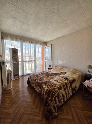 🏢 À VENDRE – BEL APPARTEMENT LUMINEUX AVEC BALCON

Découvrez cet appartement situé au 18ᵉ étage avec ascenseur, offrant une belle luminosité et un agencement fonctionnel.

✨ Il se compose de :
• Une entrée avec placard
• Un séjour double ouvert sur une cuisine aménagée et équipée, avec accès direct au balcon 
• un cajibi • placard de rangements
• Un couloir avec rangements desservant l’espace nuit
• 3 chambres
• Une salle d’eau avec cabine de douche

🔥 Chauffage collectif au gaz
♿ Appartement adapté aux personnes à mobilité réduite (PMR)
🌞 Très lumineux et fonctionnel
🚗 Grand parking
🛝 Aire de jeux pour les enfants

DPE : D (réalisé le 12/05/2026)

Un appartement idéal pour une famille à la recherche d’un logement pratique, lumineux et fonctionnel, avec toutes les commodités nécessaires au quotidien.

📞 Pour plus d’informations ou organiser une visite, contactez moi !